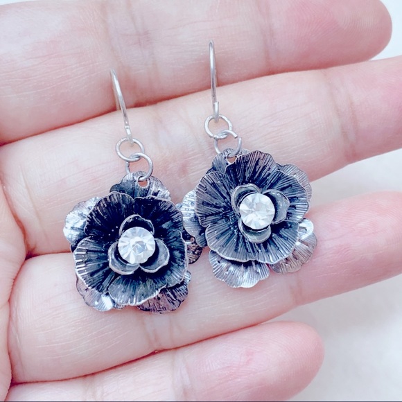 ❣️$25/3❣️ 3D Flower Rhinestone Dangle Earrings - Picture 4 of 10